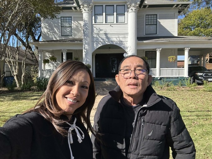 Ngô Mỹ Uyên và bố ruột chụp ảnh trước căn biệt thự.