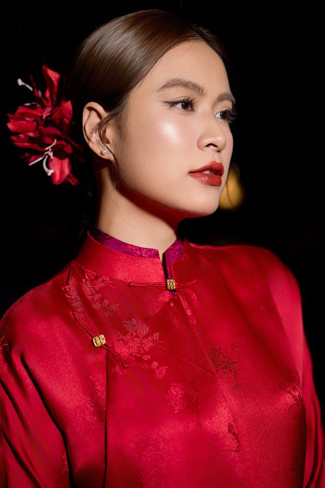 Bên cạnh đó, trong quá trình chăm sóc da, Hoàng Thùy Linh cũng rất cẩn thận. Do tính chất công việc phải trang điểm hằng ngày nên khi về nhà, người đẹp thường tẩy trang thật sạch để không bị nổi mụn. Đây là bước quan trọng trong quá trình chăm sóc da của Hoàng Thùy Linh.