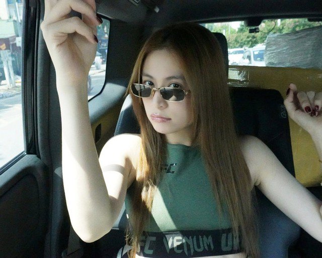 Sau quá trình làm sạch da mặt thì bước không thể thiếu tiếp theo của Hoàng Thùy Linh là dưỡng ẩm. Nữ chính "Nhật ký Vàng Anh" thường bôi kem dưỡng ẩm vào ban đêm để dưỡng da khỏe mạnh.