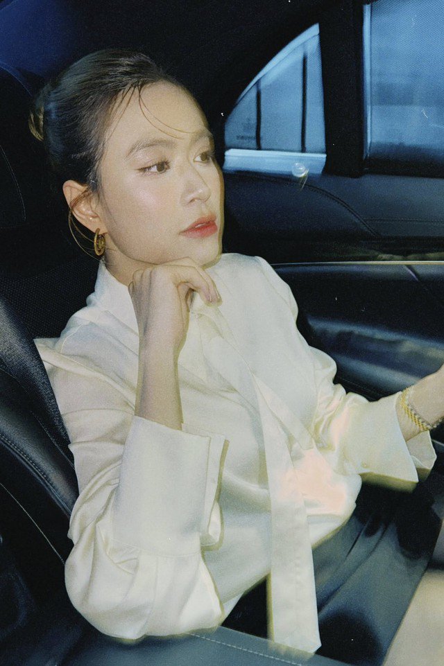 Sau một ngày làm việc mệt mỏi, cô khuyên mọi người nên dành ra một chút thời gian để chăm sóc da. Chịu khó chăm chút làn da như vậy nên Hoàng Thùy Linh mới có được vẻ ngoài trẻ trung xinh đẹp.