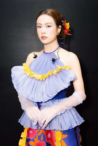 Ngoài "quản lý" cân nặng, Hoàng Thùy Linh còn chú trọng chăm sóc da. Để làn da luôn căng bóng và ngậm nước, Hoàng Thùy Linh tranh thủ đắp mặt nạ khi ngồi trên máy bay. Bởi công việc thường xuyên phải sử dụng son phấn, lịch sinh hoạt không được ổn định nên đắp mặt nạ giúp cung cấp dưỡng chất tức thì chính là giải pháp tuyệt vời.