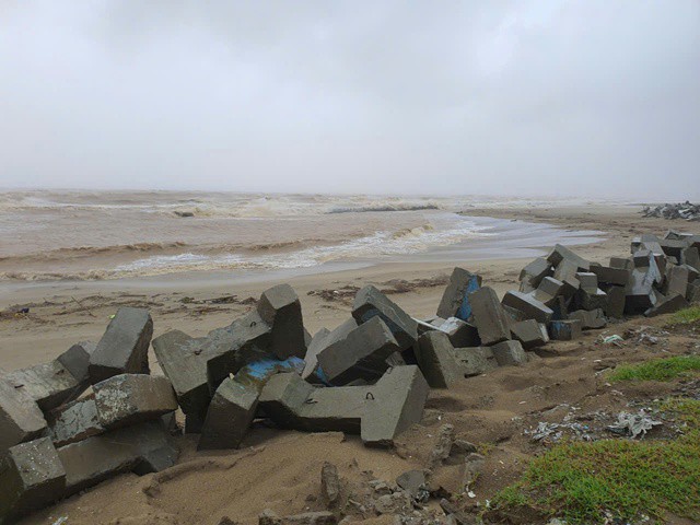 Áp thấp nhiệt đới có thể mạnh lên thành bão số 16 di chuyển vào Biển Đông những ngày tới.