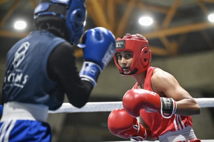Danisha Mathialagan (phải) thi đấu chung kết hạng 48kg nữ tại Giải vô địch boxing Singapore 2025. Ảnh: TST