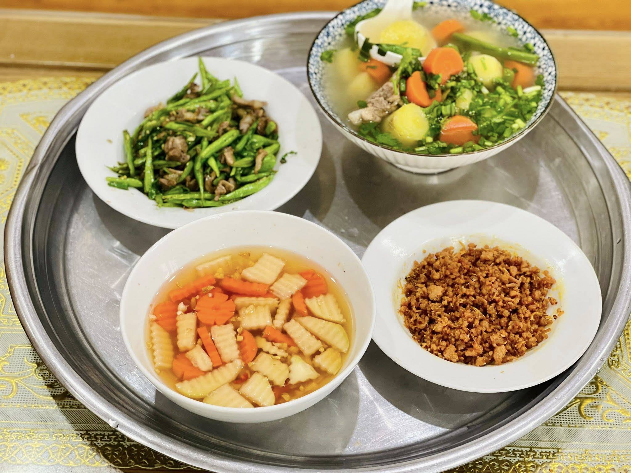 Nộm dưa góp - Thịt rang sả - Đậu xào thịt bò - Canh xương củ quả