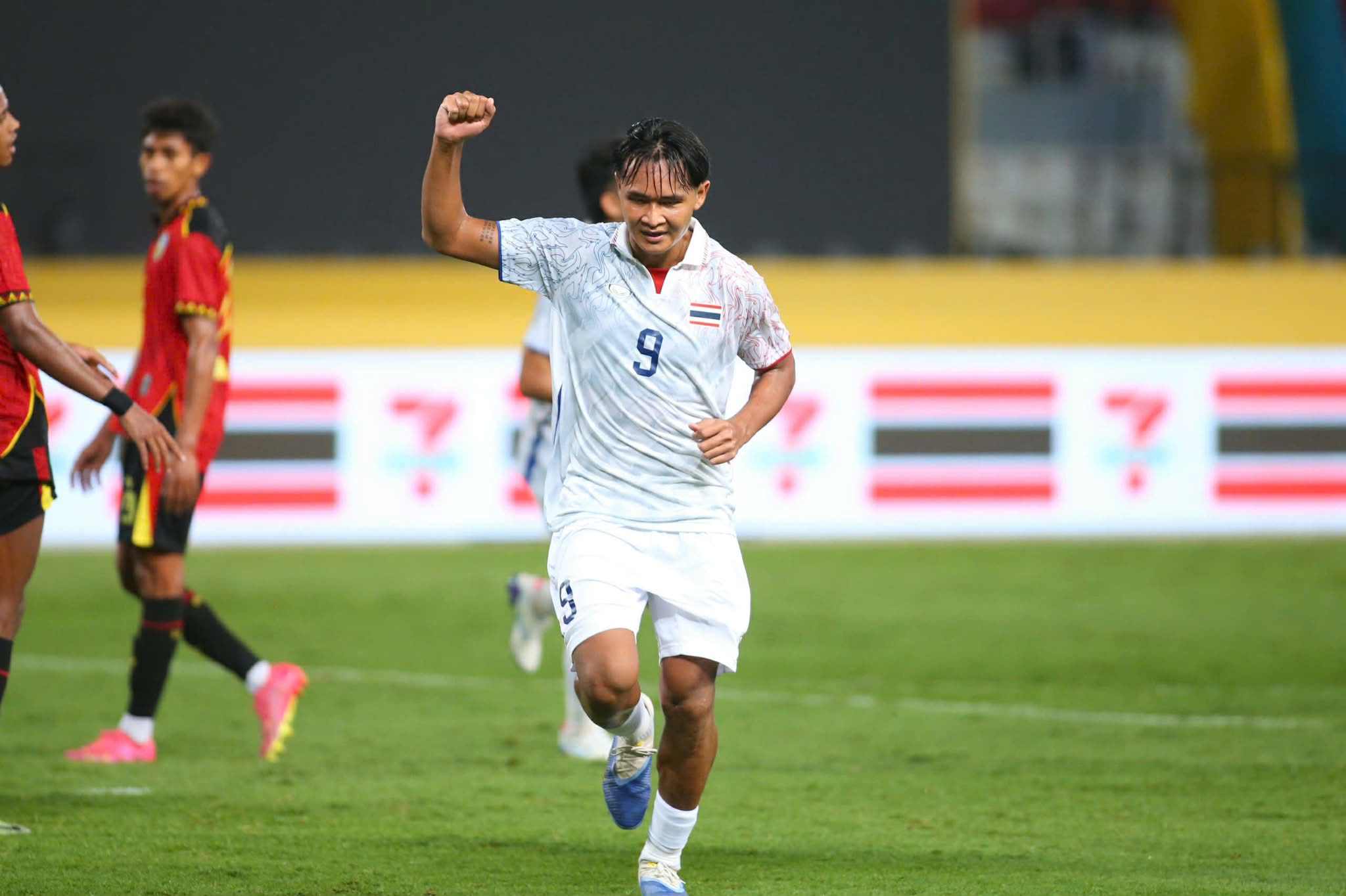 Yotsakon Burapha chơi trong vòng cấm rất tốt với kỹ năng dứt điểm đa dạng