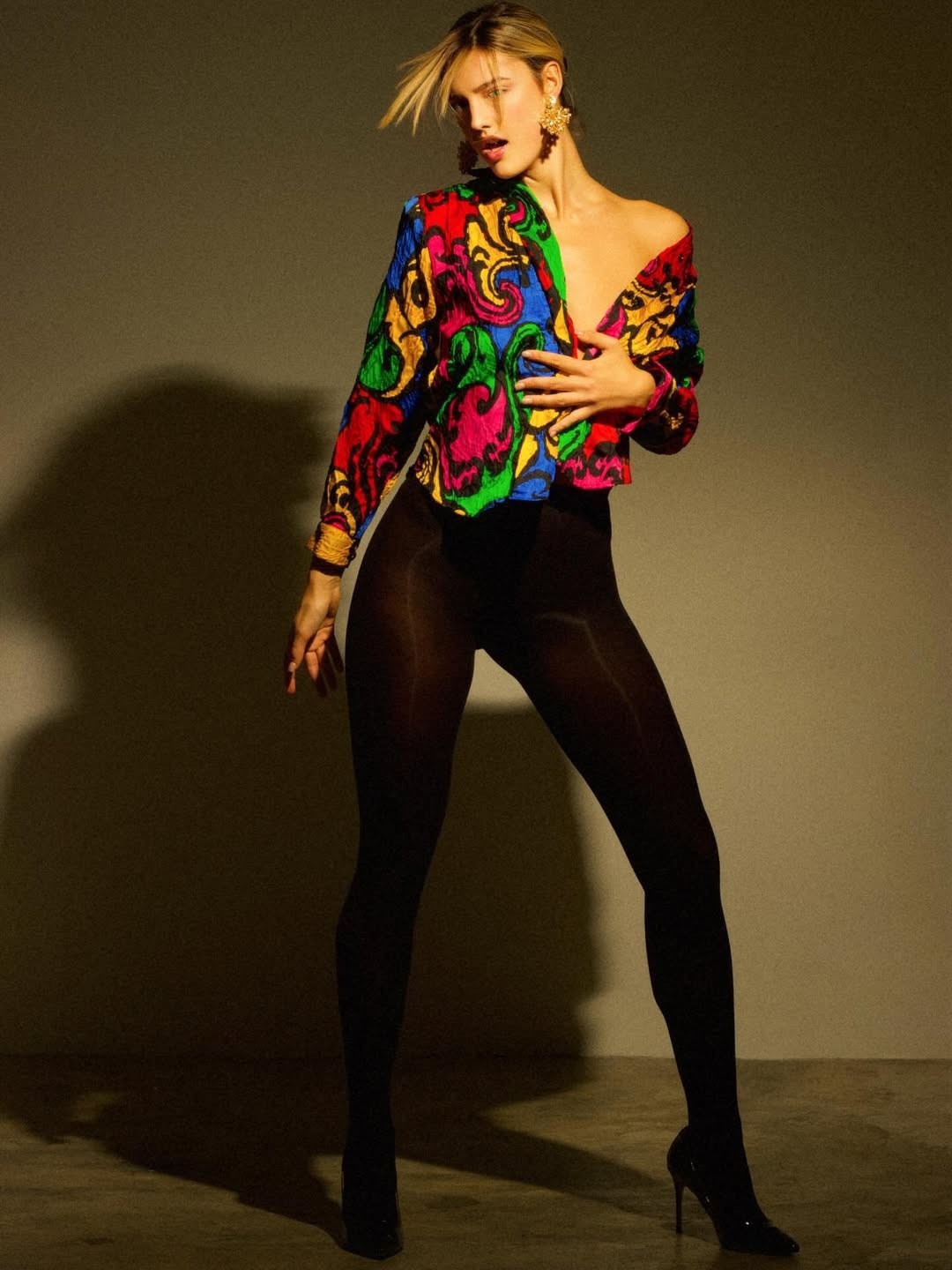 Bên cạnh đó, xuất thân ấn tượng của Clara trở thành chủ đề được quan tâm của các fan sắc đẹp. Nhiều người cho rằng Clara được thừa hưởng nhiều nét đẹp từ mẹ là Hoa hậu Venezuela 1990 Andreína Goetz. Hình ảnh cô chia sẻ niềm vui với mẹ sau khi giành chiến thắng danh hiệu Hoa hậu Venezuela 2025 khiến nhiều người xúc động.