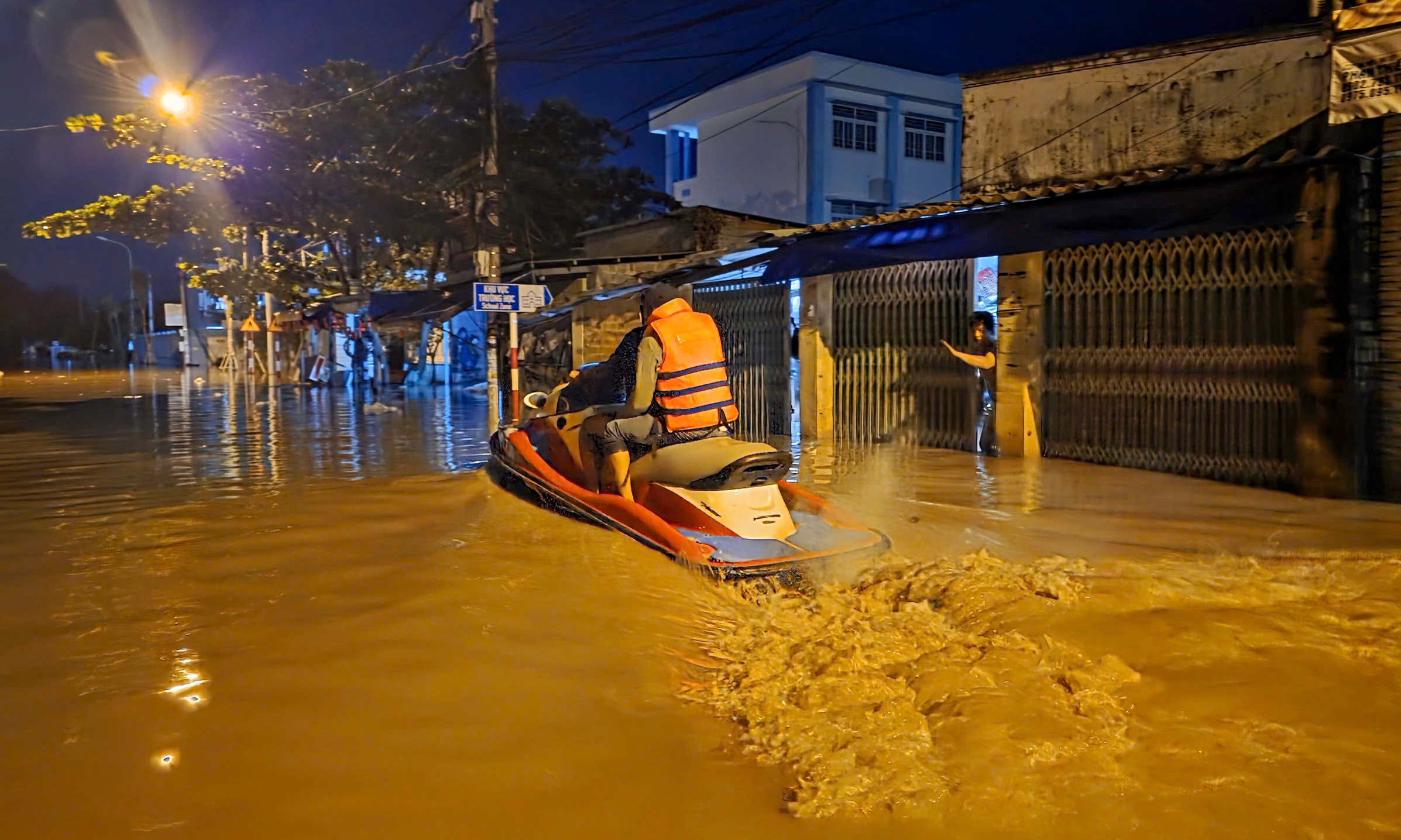 Người dân Phan Thiết chạy lũ suốt đêm - 8