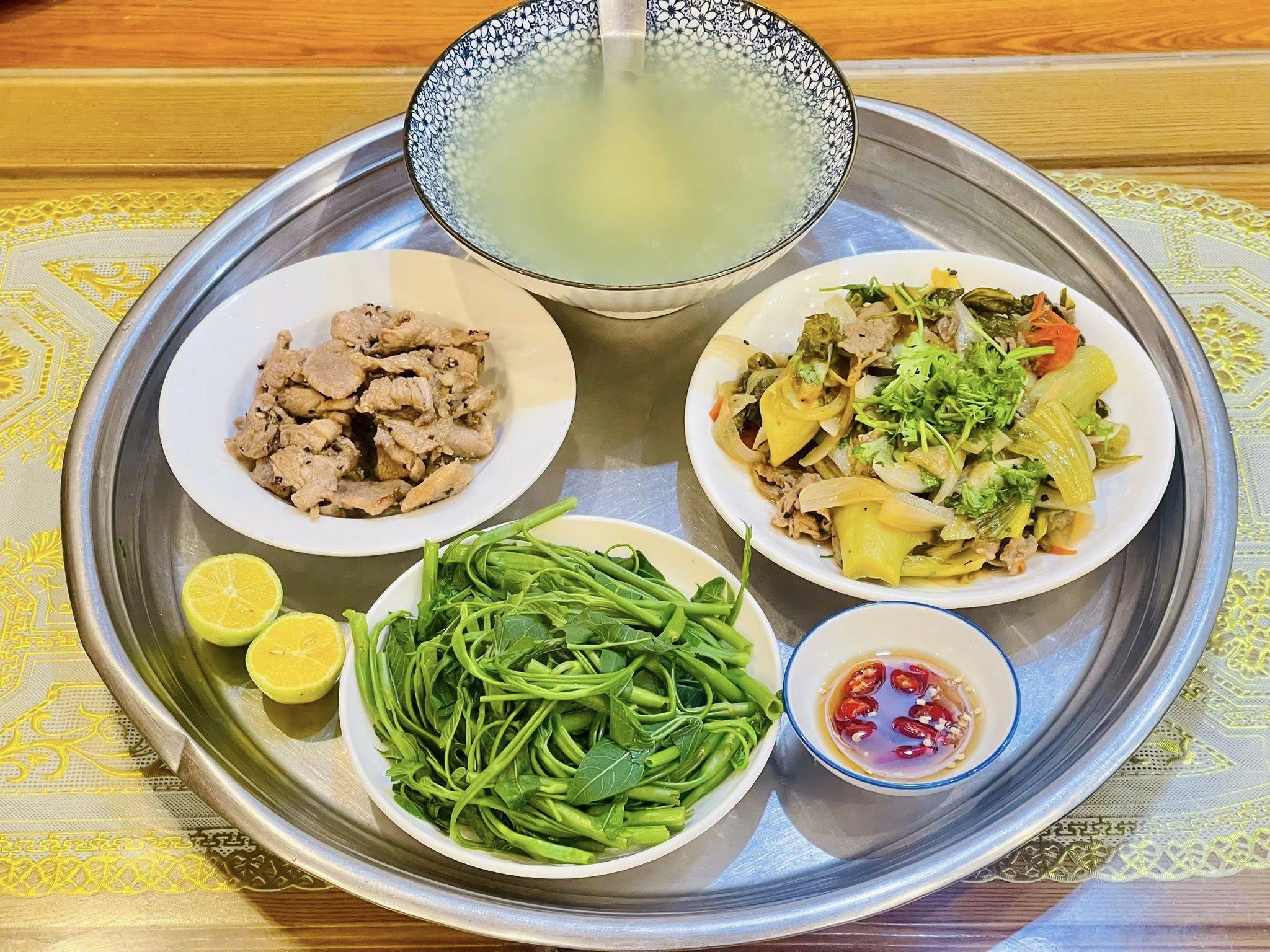 Rau muống luộc - Thịt bò xào dưa chua - Thịt rang - Nước canh rau muống luộc