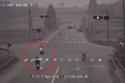 Clip: Chuyển hướng ẩu, học sinh gây tai nạn nghiêm trọng cho người đi đường