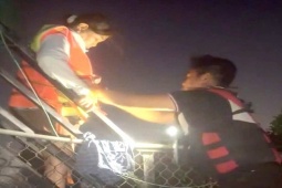 Hàng trăm người kêu cứu trong đêm lũ dâng ngập nhà ở Lâm Đồng