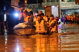 Người dân Phan Thiết suốt đêm chạy lũ