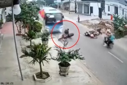 Clip: Dừng xe giữa đường, người đi sau ngã lao thẳng vào đầu xe khách đối diện