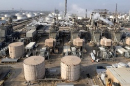 Giá dầu giữ đà tăng nhờ triển vọng đàm phán Ukraine và dư thừa cung toàn cầu