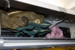 Sai lầm khi để áo khoác trong ngăn hành lý máy bay