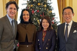 Katy Perry cùng bạn trai đến thăm cựu Thủ tướng Nhật Bản