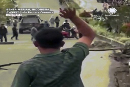 Video "hố tử thần” sụt lún khủng khiếp, bẻ gãy đường cao tốc ở Indonesia