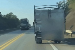 Tin tức trong ngày - Xử lý xe tải chạy kiểu 'chim mồi' ở làn khẩn cấp cao tốc Nội Bài - Lào Cai