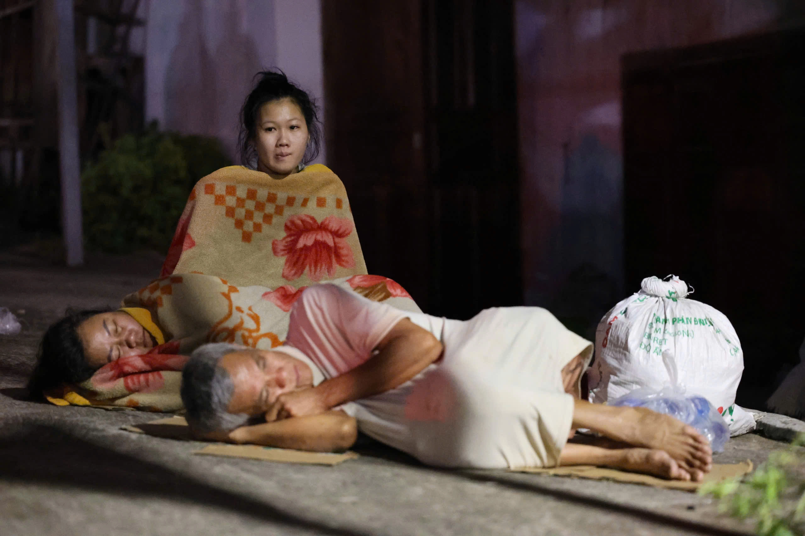 Người dân Phan Thiết chạy lũ suốt đêm - 14