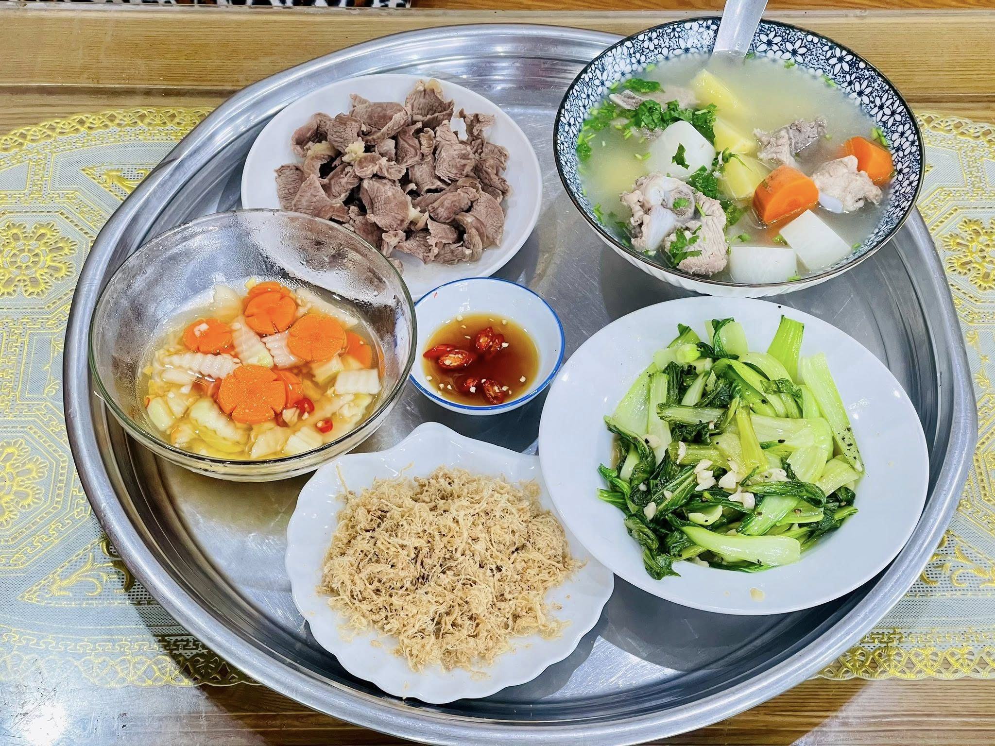 Ruốc bông - Rau cải xào - Thịt bò luộc - Canh xương củ quả