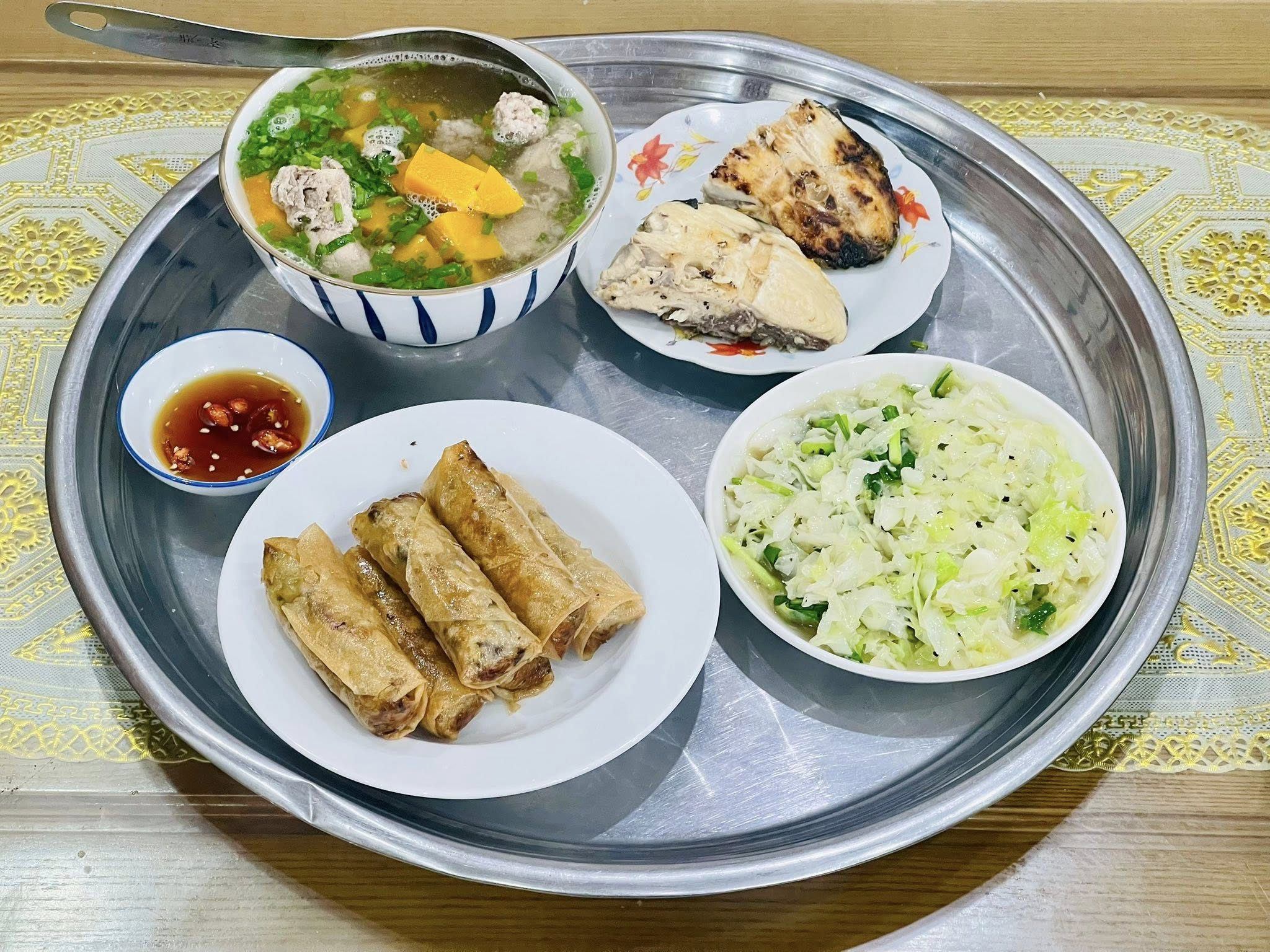 Canh xương bí đỏ - Chả cuốn - Bắp cải xào - Cá thu rán