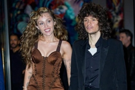 Thời trang hẹn hò của Miley Cyrus và vị hôn phu