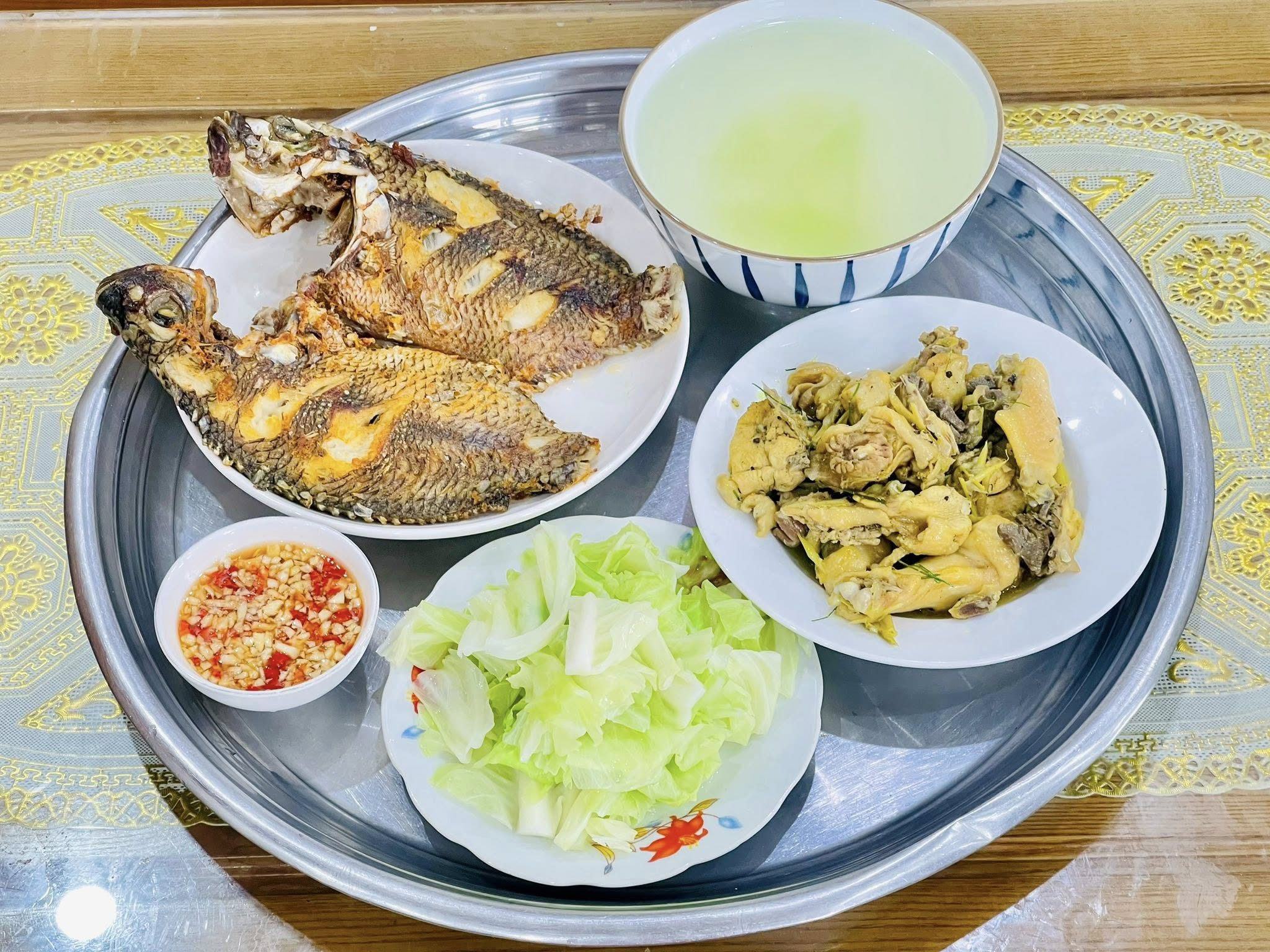 Cá rô phi rán - Bắp cải luộc - Gà rang sả - Nước rau luộc