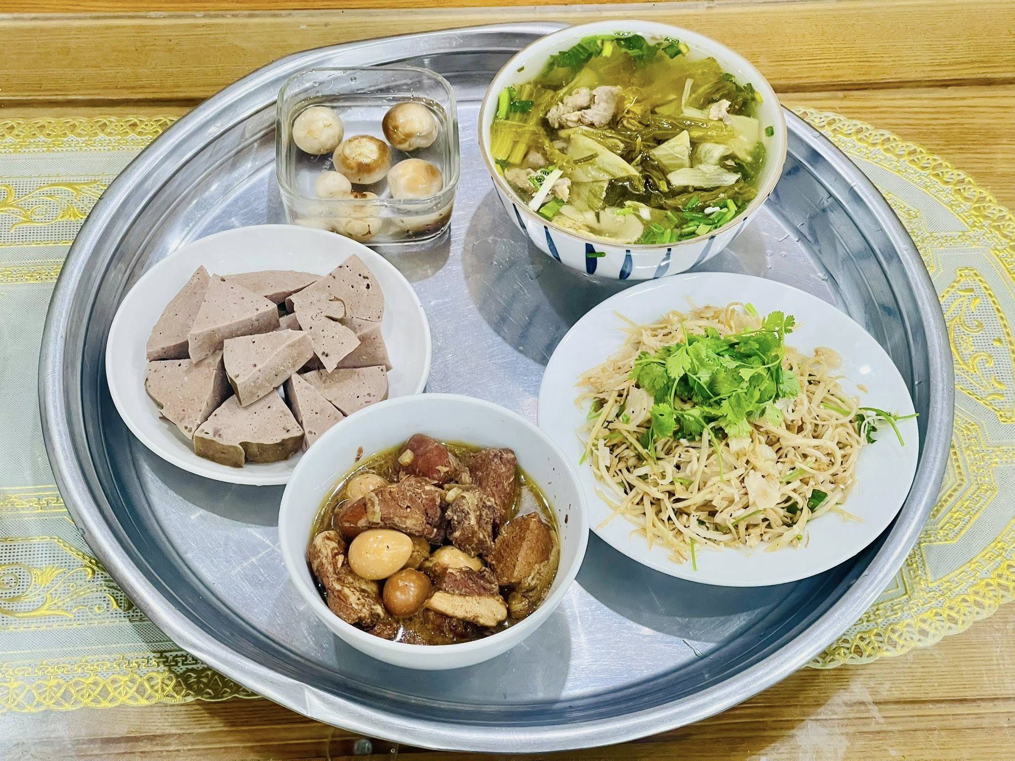 Giò hấp - Thịt hộp kho trứng cút - Nhút xào - Canh dưa chua thịt bò