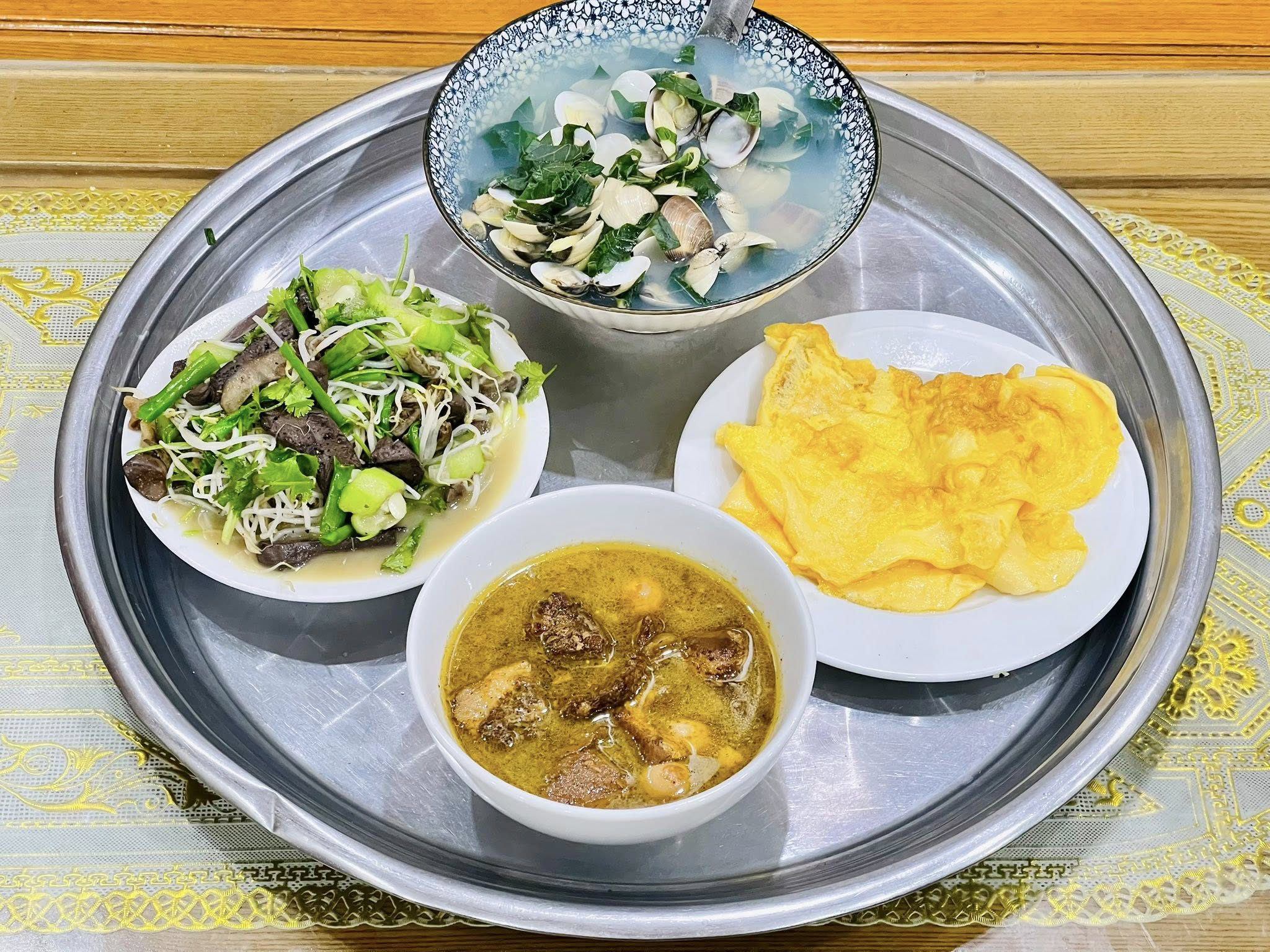 Mướp xào lòng gà - Thịt hộp - Trứng rán - Ngao hấp