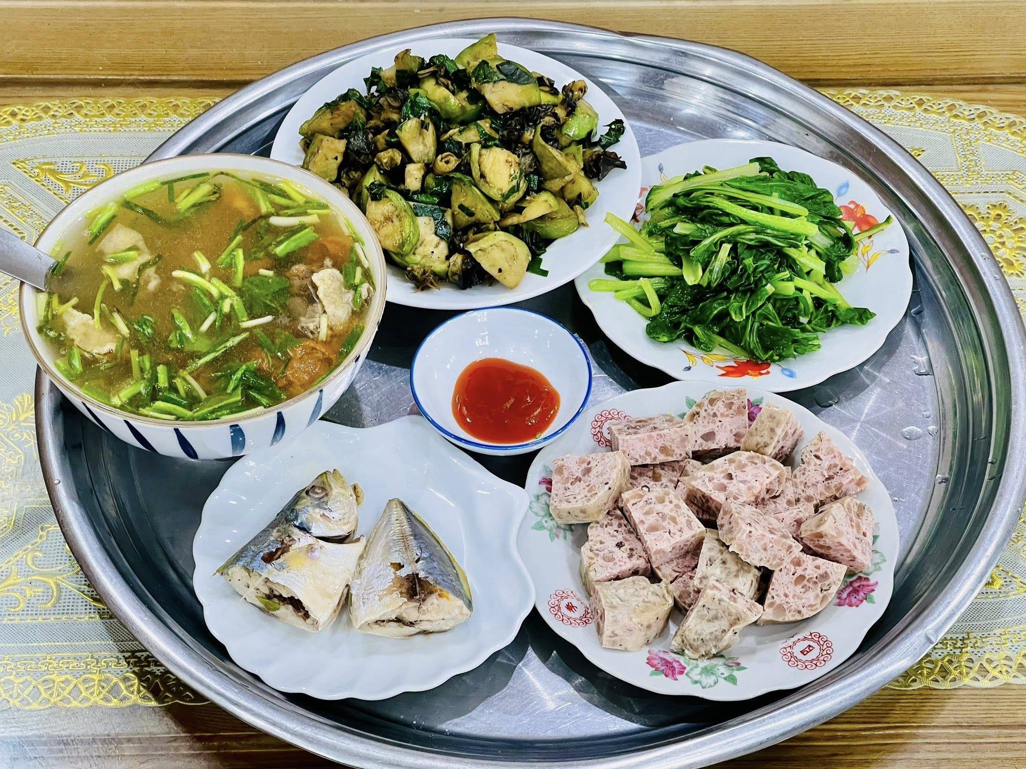 Giò gân - Ốc xào cà&nbsp; - Canh cà chua gân bò - Rau cải luộc