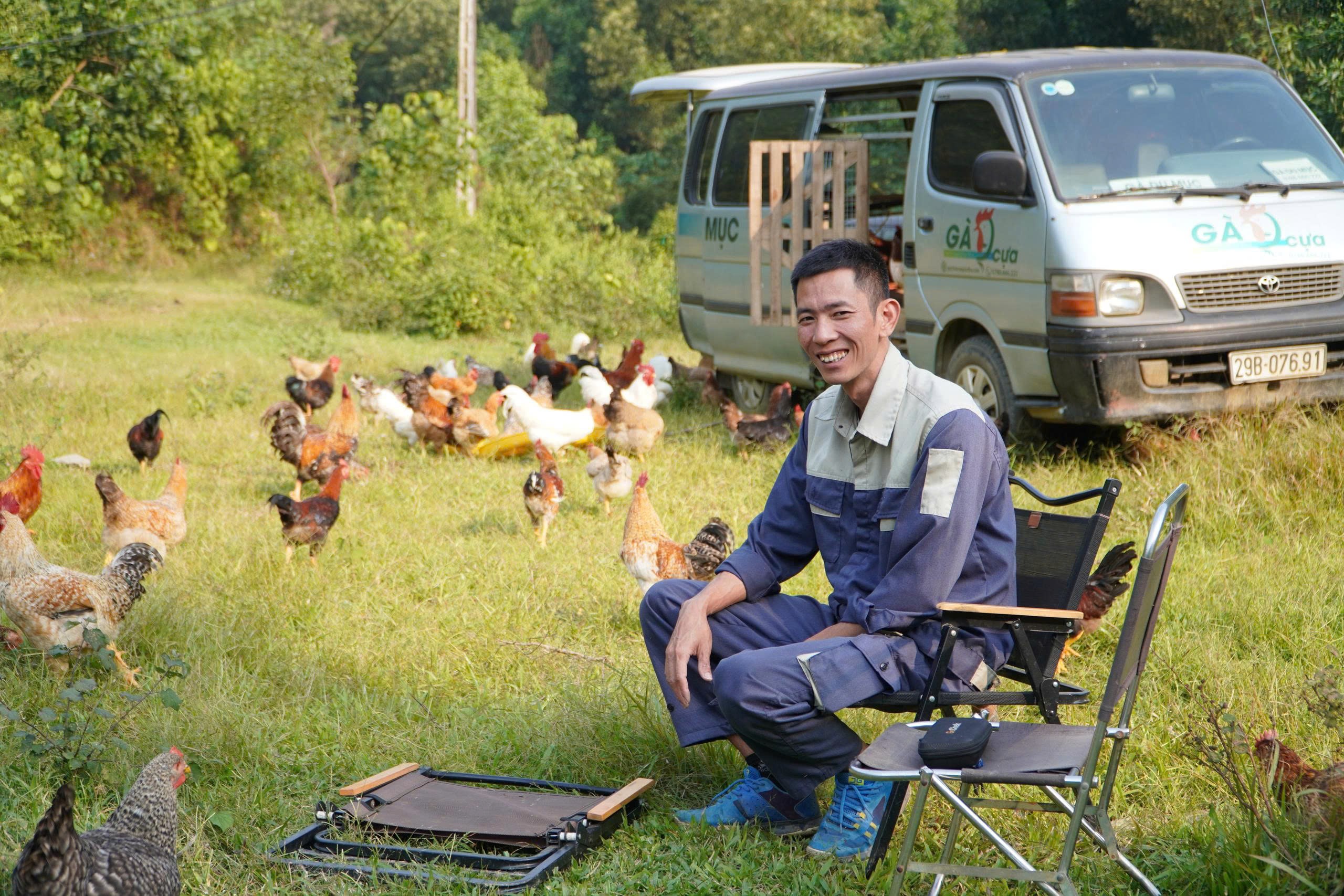 Anh Đức lấy ô tô làm chuồng gà, dẫn hàng trăm con gà nhiều cựa đi khắp đồi hoang để tự tìm kiếm thức ăn. (Ảnh: Võ Văn Đức).