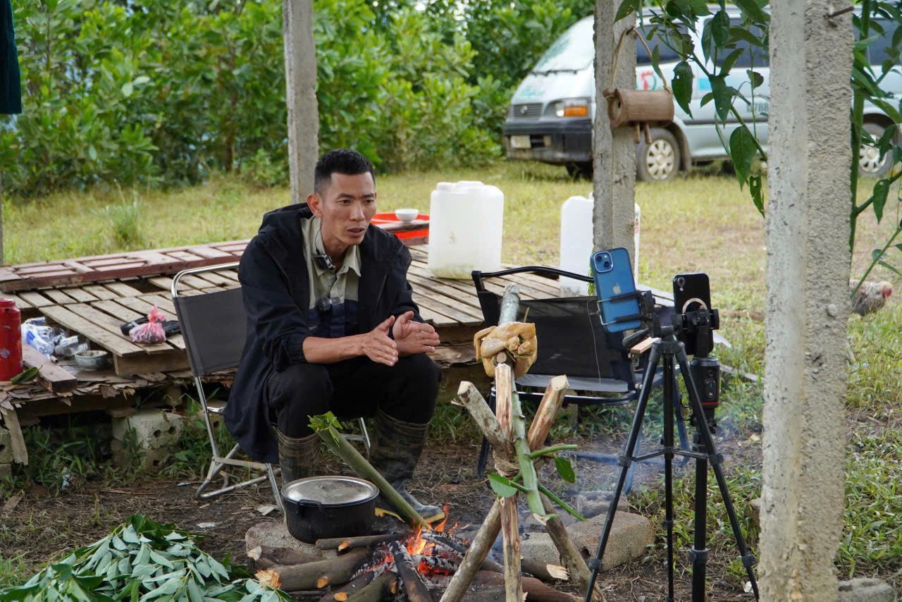 Anh Đức đã tự mày mò, nghiên cứu để nuôi và phát triển giống gà bản địa là đặc sản của Phú Thọ. (Ảnh: Võ Văn Đức).