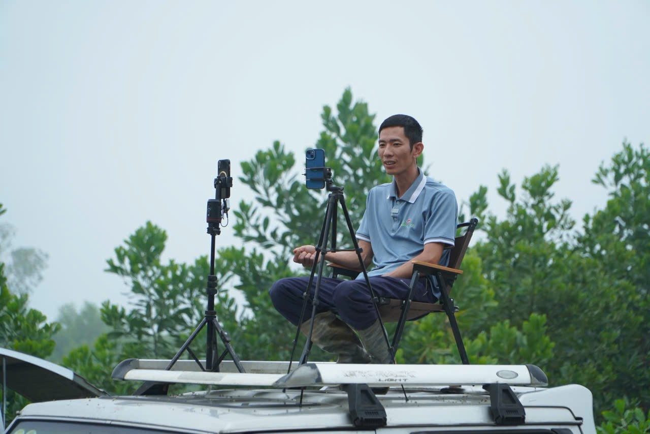 Anh Đức trong một buổi livestream trên đỉnh đồi để giới thiệu sản phẩm của mình. (Ảnh: Võ Văn Đức).