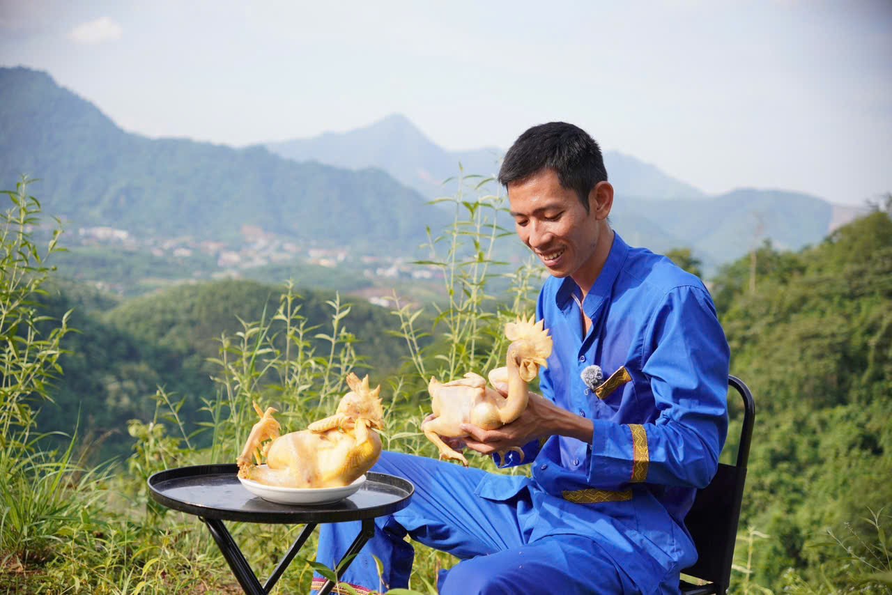 Những con gà nhiều cựa được anh Đức tự nuôi, tự quảng cáo sản phẩm và phân phối đến tận tay khách hàng. (Ảnh: Võ Văn Đức).