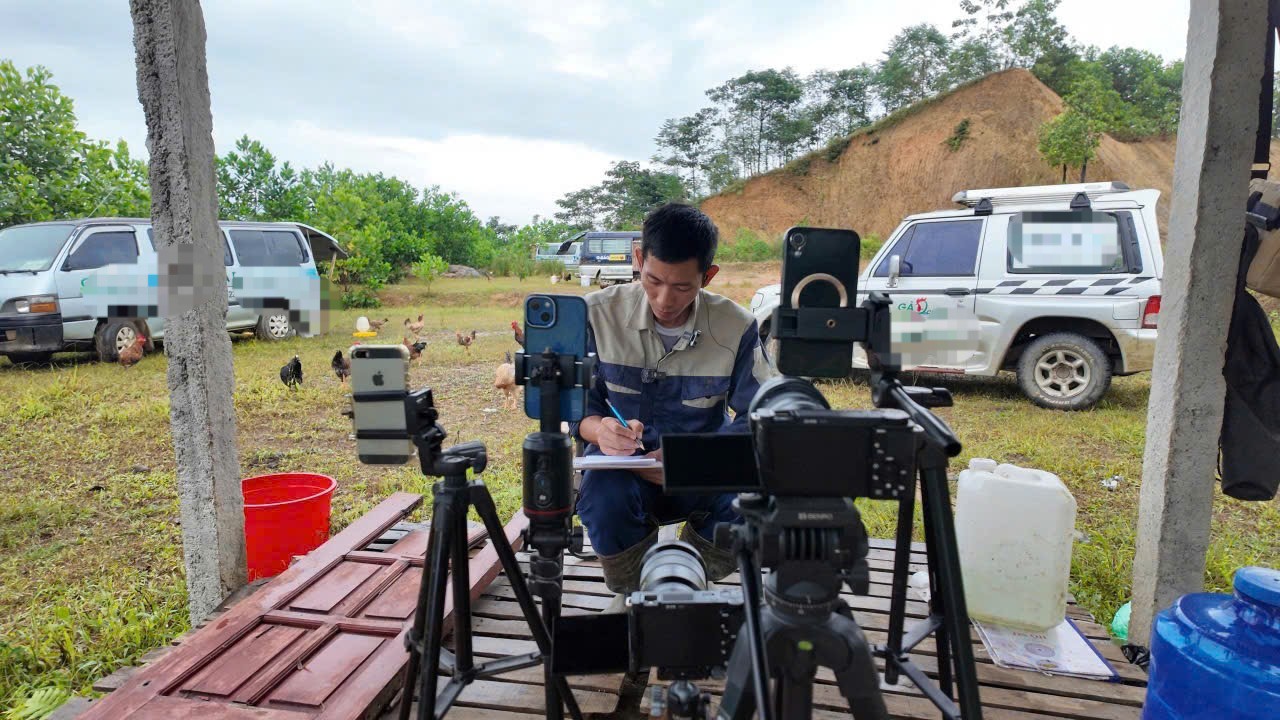 Quá trình nuôi gà du mục bằng ô tô, anh Đức còn quay lại video và đăng lên các nền tảng mạng xã hội, thu hút hàng trăm triệu lượt xem. (Ảnh: Võ Văn Đức).