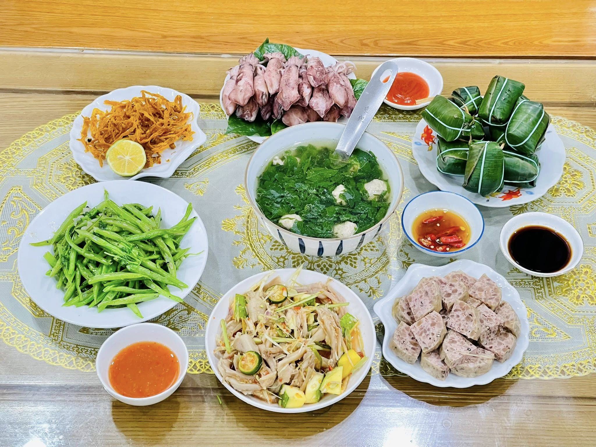 Mực hấp - Đậu xào - Giò gân - Canh mọc rau ngót - Nộm chân vịt