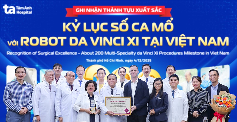 Đại diện đội ngũ chuyên gia, bác sĩ Bệnh viện Tâm Anh nhận Chứng nhận kỷ lục và kỹ thuật mổ xuất sắc với Robot Da Vinci Xi thế hệ mới.