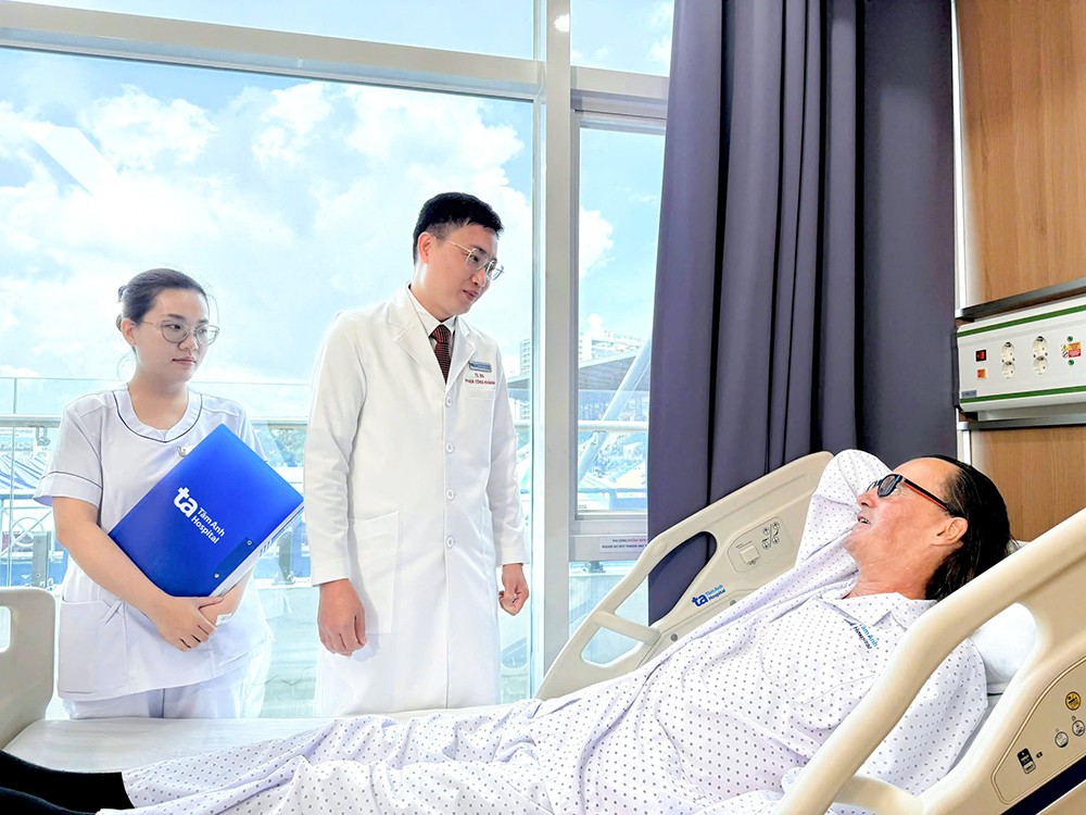 Một bệnh nhân người Pháp hồi phục tốt sau ca phẫu thuật điều trị triệt căn ung thư đại tràng bằng Robot Da Vinci Xi. Ảnh: Bệnh viện Đa khoa Tâm Anh.