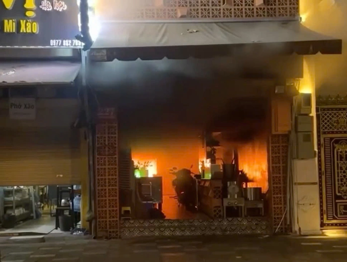 Đám cháy bùng phát