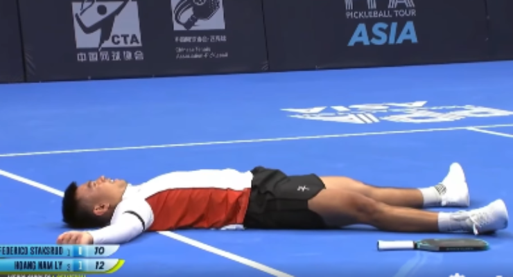 Hoàng Nam nằm ra sân ăn mừng sau điểm số quyết định