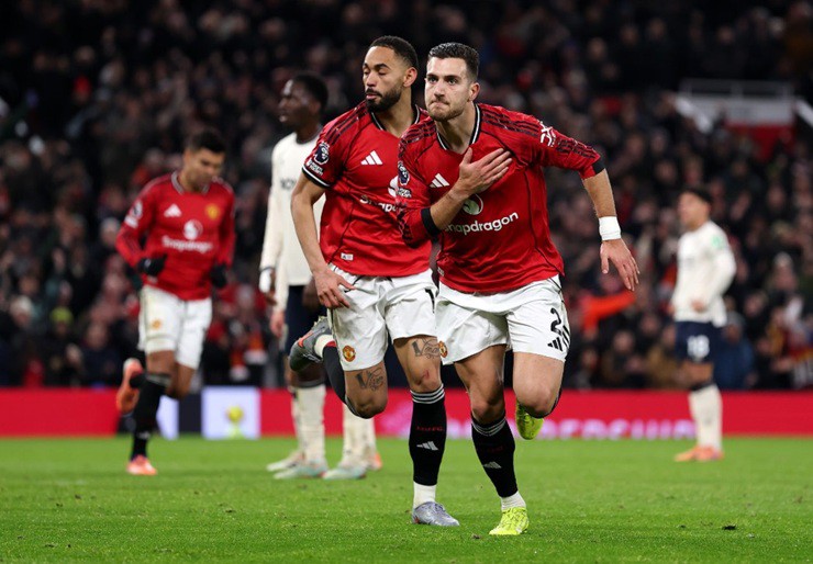 Dalot ghi&nbsp;bàn thắng đầu tiên cho MU tại Old Trafford ở Premier League