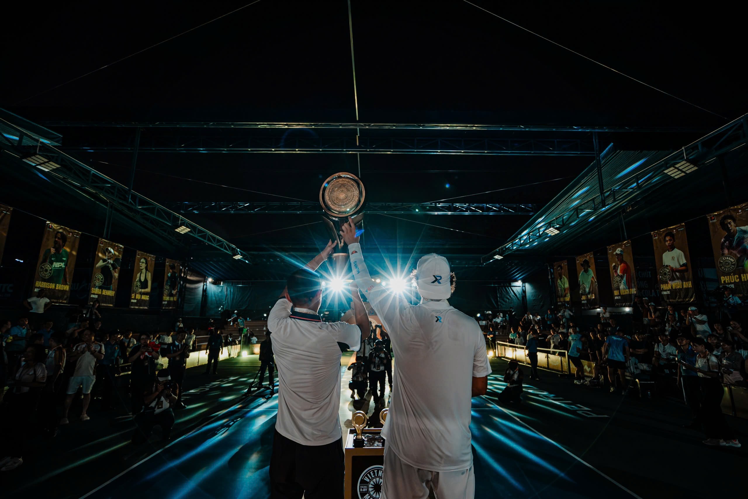 Những nhà vô địch được vinh danh với chiếc cúp khắc tên bằng đồng, thể hiện đẳng cấp, lưu dấu ấn lịch sử và truyền cảm hứng tinh thần thể thao cho các thế hệ kế tiếp