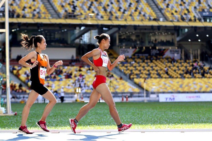 Nữ VĐV Malaysia (phía sau) đã không tuân thủ luật nên đi bộ mà như chạy