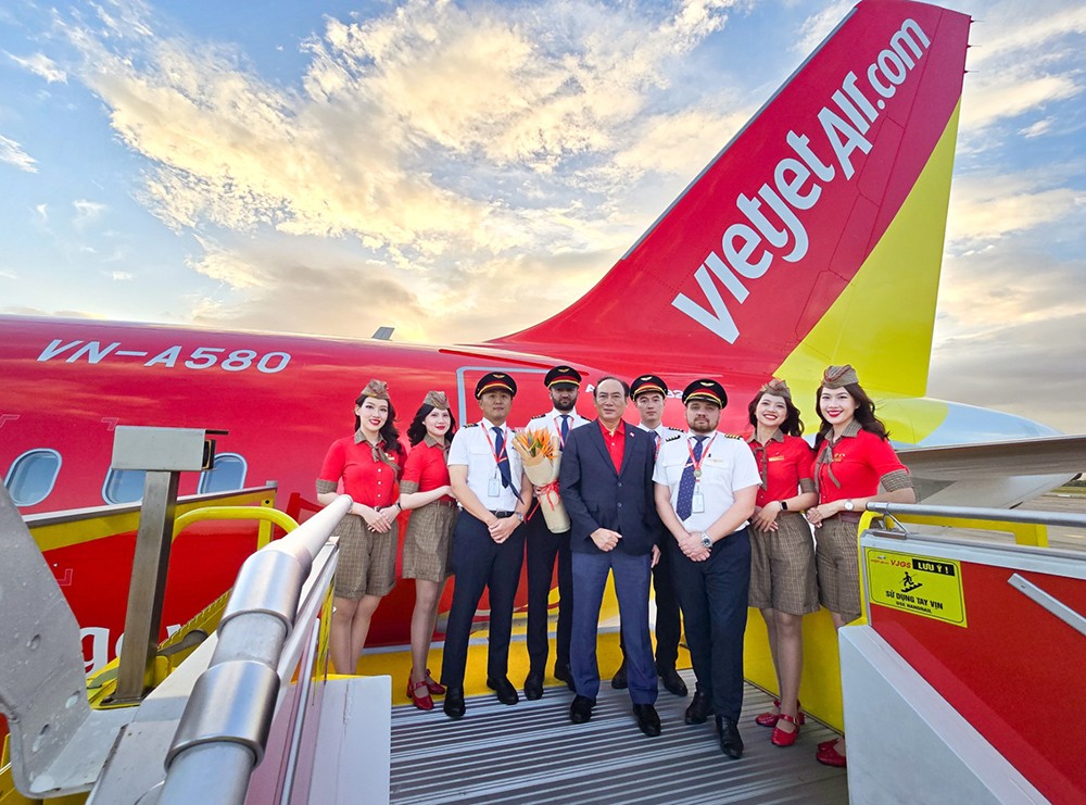 Phó Tổng giám đốc Thường trực Vietjet Tô Việt Thắng (áo vest xanh tím than) cùng phi hành đoàn Vietjet chào đón tàu bay mới