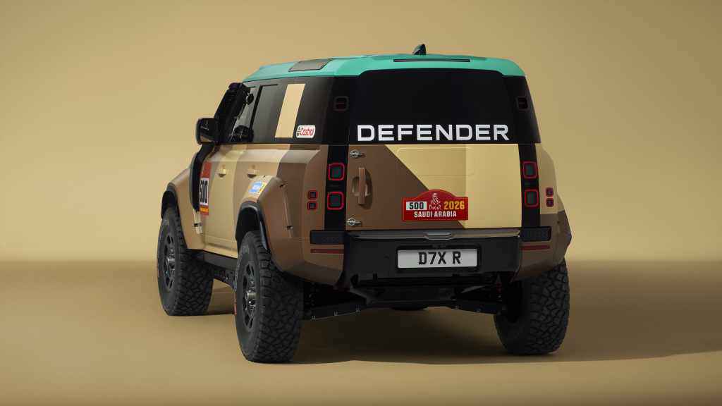 Dakar đã được Land Rover tinh chỉnh sâu để thích ứng với địa hình sa mạc khắc nghiệt.