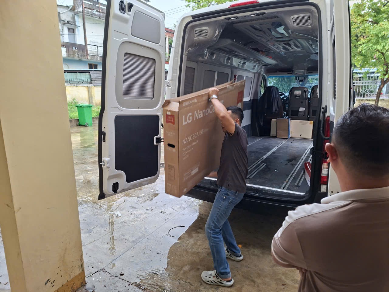 LG huy động xe dịch vụ lưu động giúp người dân tiết kiệm công sức vận chuyển