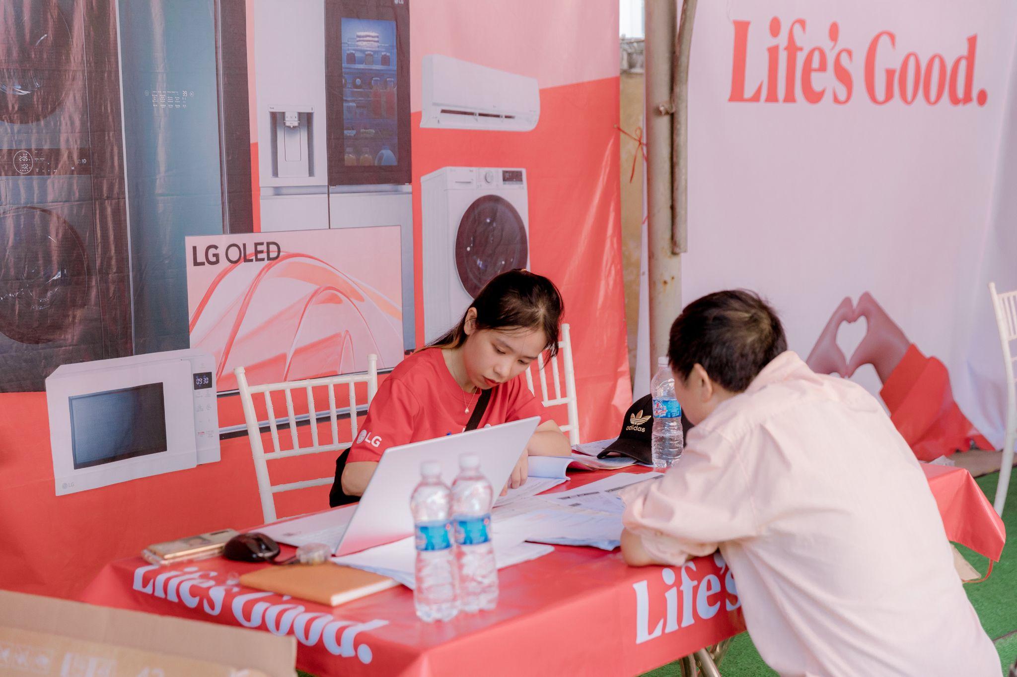 Người dân được miễn phí kiểm tra, vệ sinh chuyên sâu và tiền công sửa chữa đối với các sản phẩm LG bị hư hại do ngập nước