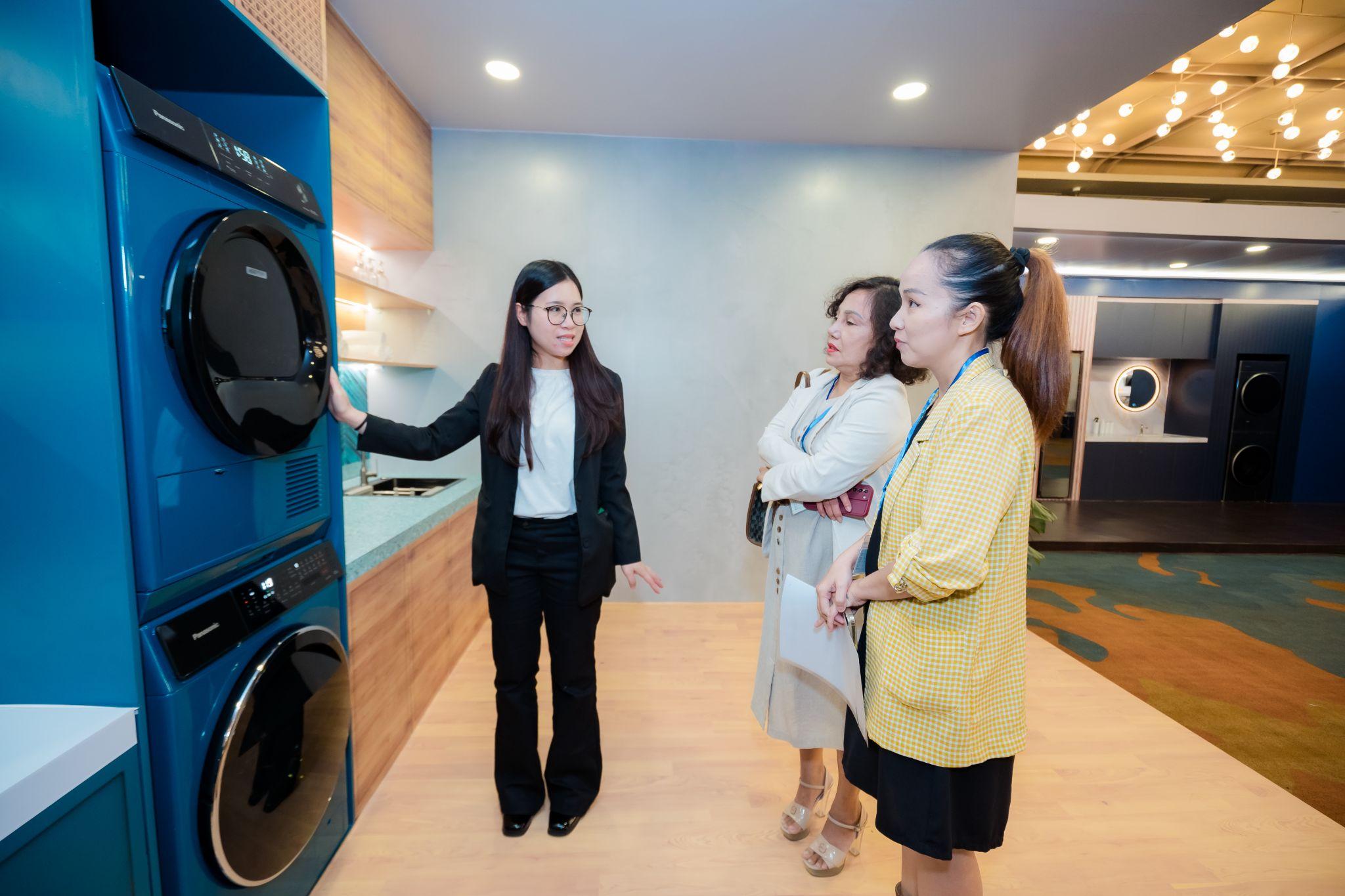 Khách mời được trực tiếp trải nghiệm các sản phẩm của Panasonic với không gian trưng bày ứng dụng thực tế (Nguồn: Panasonic)