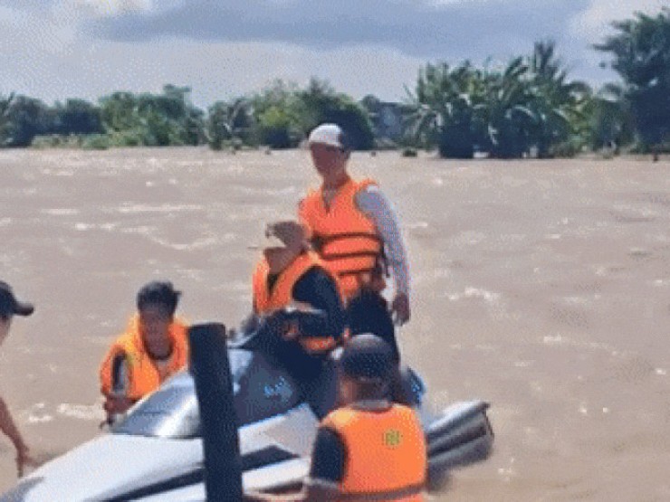 Đội canô giải cứu hơn 100 người bị cô lập trong lũ