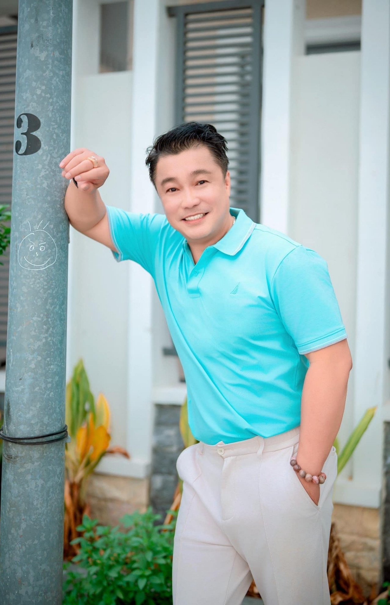 Lý Hùng giỏi kiếm tiền nhưng không biết tiêu xài. Cát-sê của anh đều đưa cho mẹ giữ.&nbsp;