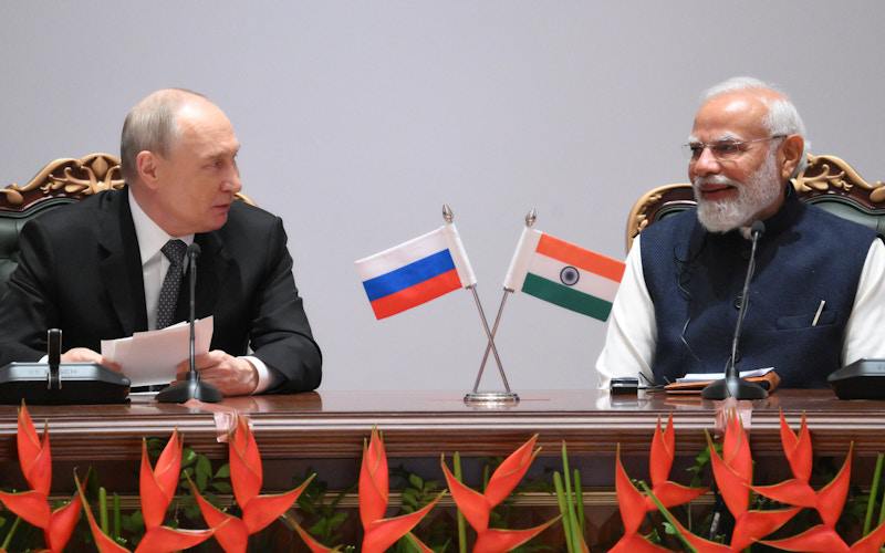 Ông Putin ngồi cạnh ông Modi trong một diễn đàn kinh tế hôm 5/12 (ảnh: Reuters)